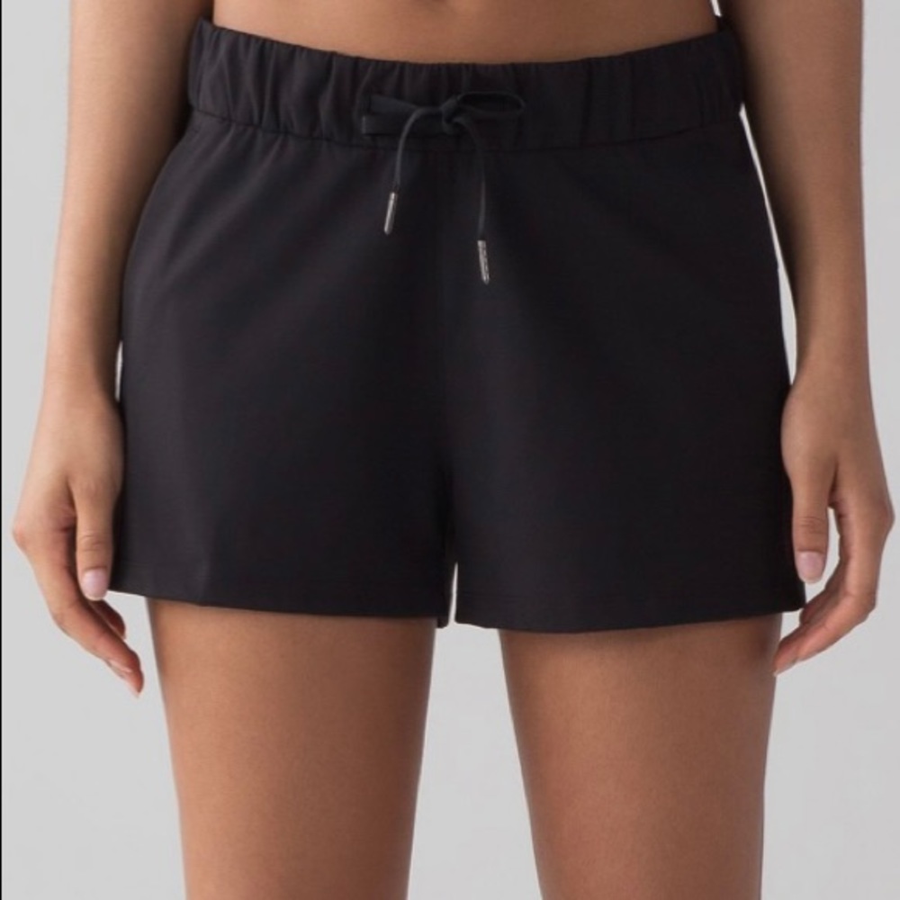 Lululemon On the Fly Short 2.5” *LIKE NEW*